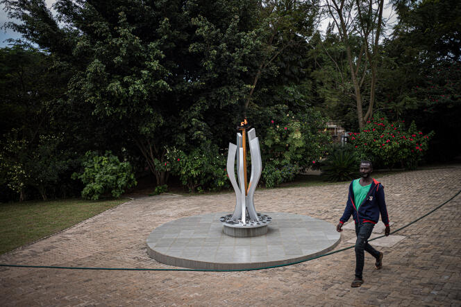 Un homme marche devant l’« urumuri rutazima », ou flamme du souvenir, au Mémorial du génocide de Kigali, le 26 mai 2021.