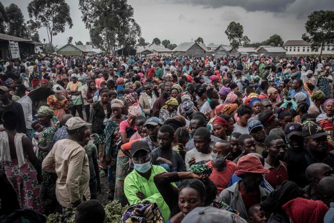 Des dizaines de milliers de personnes sont évacuées en prévention du risque d’éruption du volcan, à Goma, en RDC, le 26 mai.