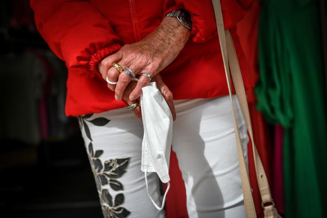 Le port du masque prévient des transmission par voie aérienne des maladies respiratoires. Dans le centre-ville d’Arcachon, ici le 22 mai 2021, il n’est plus obligatoire.
