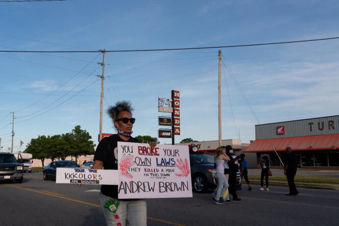 Dans une manifestation contre les violences policières, à Elizabeth City (Caroline du Nord), le 19 mai.