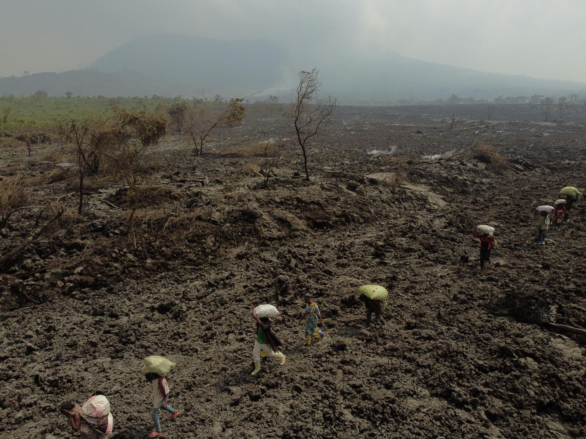 Les tremblements de terre se sont poursuivis jeudi près du Nyiragongo, l’un atteignant 4,9 de magnitude. Près de 400 séismes ont été ressentis depuis dimanche alors que l’éruption du 22 mai n’avait donné aucun signe avant-coureur. Les autorités évoquent le risque « d’une éruption secondaire, partant des fissures créées par les mouvements sismiques » et le « scénario catastrophe » d’une explosion d’une poche de gaz sous le lac Kivu, du fait d’un contact avec le magma.