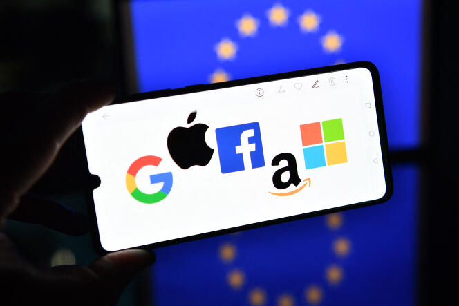 Sur un smartphone, les logos des Gafam : Google, Apple, Facebook, Amazon et Microsoft.