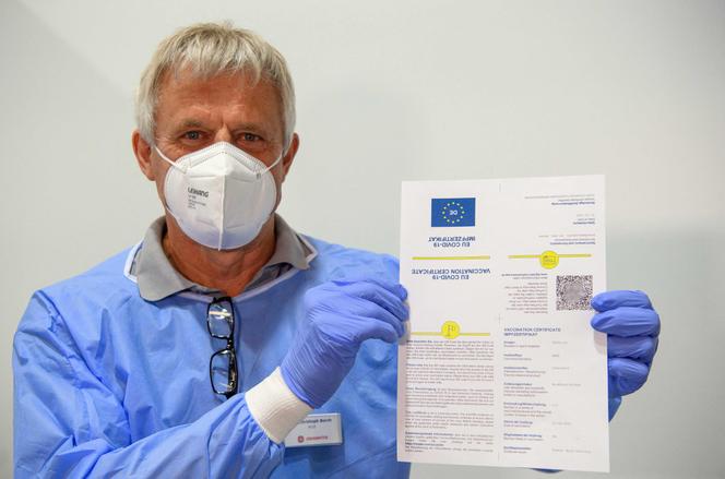 Le docteur Christoph Borch présente un modèle de passeport vaccinal (CovPass), au centre de vaccination de Babelsberg, à Potsdam, en Allemagne, le 27 mai 2021.