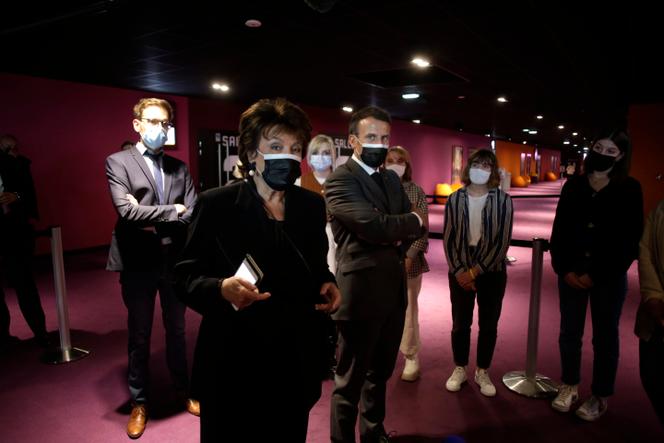 Emmanuel Macron écoute la ministre de la culture Roselyne Bachelot au cinéma Mazarin, à Nevers (Nièvre), le 21 mai 2021.