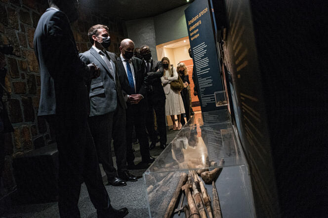 Emmanuel Macron visite la salle « Apocalypse » du Mémorial du génocide en compagnie du ministre de l’Europe et des affaires étrangères, Jean Yves Le Drian, à Kigali, le 27 mai.