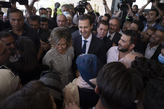 Le président syrien Bachar Al-Assad et sa femme après le dépôt de leur bulletin de vote, le 26 mai à Douma, près de Damas.