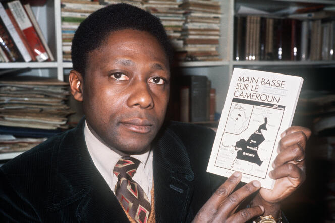 L’écrivain franco-camerounais Mongo Béti, né sous le nom d’Alexandre Biyidi Awala, en février 1976 avec son livre « Main basse sur le Cameroun. Autopsie d’une décolonisation », censuré à sa parution en 1972.