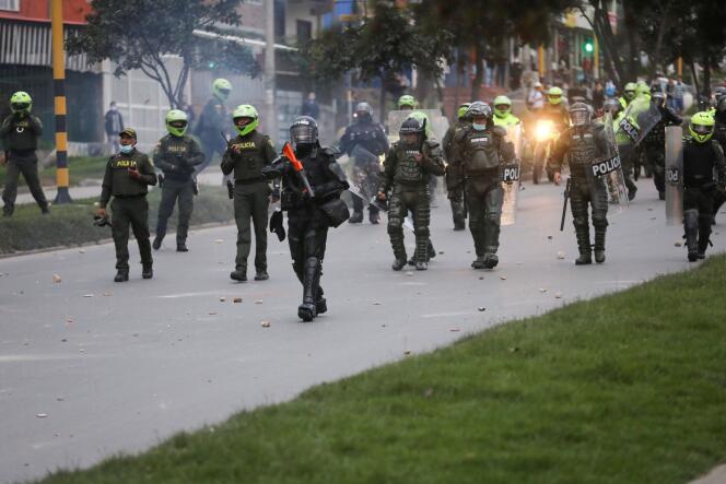 Des policiers, lors d’une manifestation à Bogota, en Colombie, le 28 mai 2021.