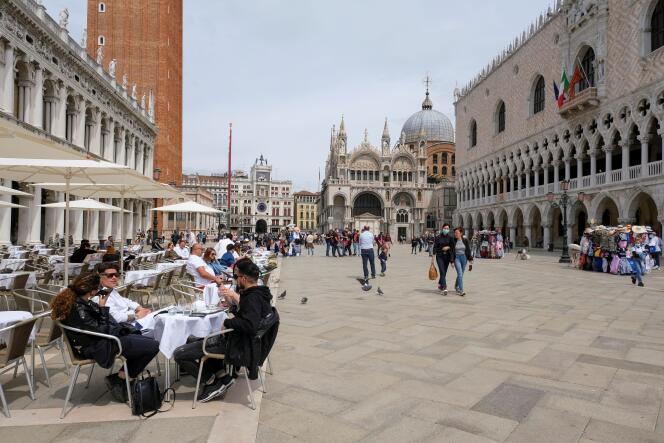 Plac Świętego Marka, Wenecja, 16 maja 2021 r. Włochy zniosły już kwarantannę podróżnych, którzy zostali zaszczepieni lub uzyskali wynik negatywny, pochodzących z Unii Europejskiej, Wielkiej Brytanii i Izraela.