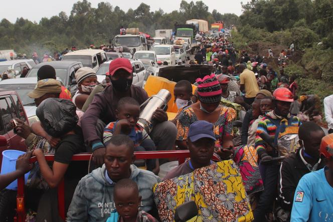Cinq jours après l’éruption du volcan Nyiragongo, des habitants fuient Goma, en République démocratique du Congo, le 27 mai 2021.