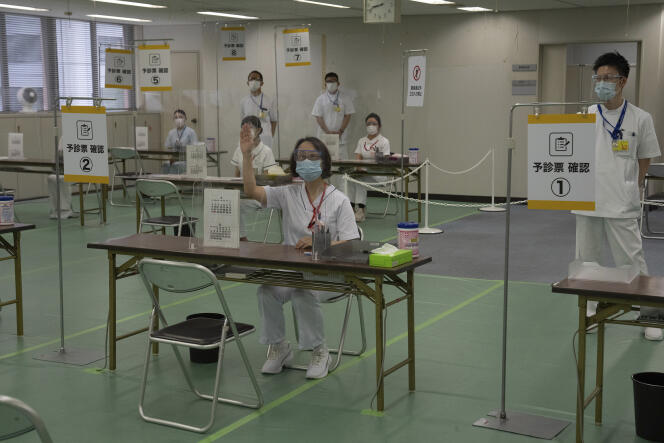 Le personnel du centre de vaccination de masse, récement ouvert à Tokyo, attend des patients, le 24 mai 2021.