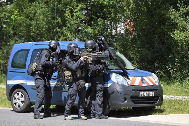Des officiers du GIGN tentent de retrouver l’homme qui a poignardé une policière, à La Chapelle-sur-Erdre (Loire-Atlantique), le 28 mai 2021.