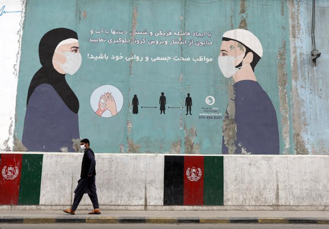 Un dessin sur le mur du ministère afghan de la santé publique, à Kaboul, encourage l’utilisation du masque et les gestes barrières pour éviter la propagation du Covid-19, le 29 mai 2021.