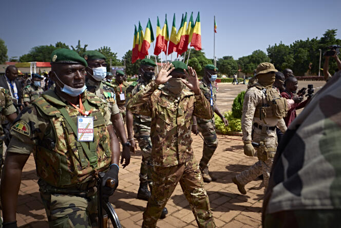 Le colonel Assimi Goïta (au centre) le 22 septembre 2020 à Bamako, lors du 60e anniversaire de l’indépendance du Mali.