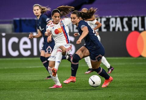 Paris’s German midfielder Sara Dabritz (R) vies for the ball with Lyon’s French midfielder Amel Majri during the Women’s French championship D1 Arkema football match between Olympique Lyonnais (OL) and Paris-Saint-Germain (PSG) at Groupama Stadium in Decines, near Lyon, southeastern France, on May 30, 2021. / AFP / OLIVIER CHASSIGNOLE 