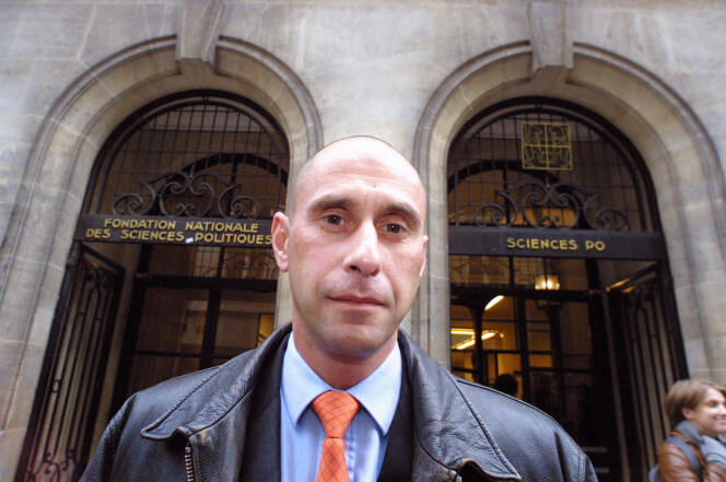 Le directeur de l'Institut d'études politiques (IEP) de Paris, Richard Descoings, pose, le 27 février 2001, devant l'entrée de son établissement.