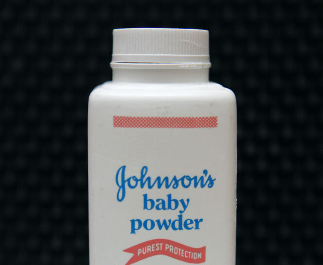 Une bouteille de talc de l’entreprise pharmaceutique américaine Johnson & Johnson, en avril 2011.