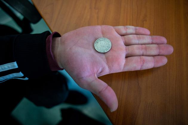 Au service de psychiatrie de l’enfant et de l’adolescent à l’hôpital Robert-Debré, le 2 mars 2021, Mohamed, mineur isolé venant d’Algérie, montre son porte-bonheur, une pièce de deux francs suisses qui l'a accompagné pendant son exil.