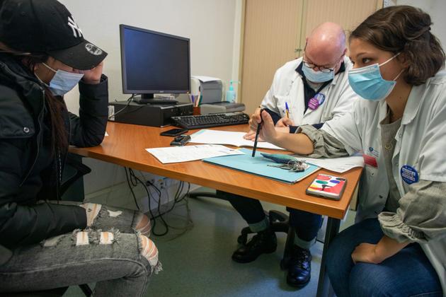 Au service de psychiatrie de l’enfant et de l’adolescent à l’hôpital Robert-Debré, une équipe à l’écoute de Maria, mineure isolée, arrivée à 14 ans en Espagne depuis l’Algérie, le 2 mars 2021.