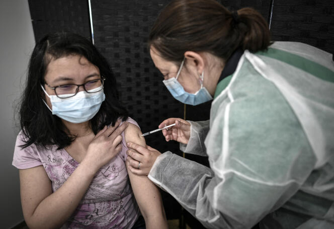 Une patiente reçoit une dose de vaccin contre le Covid-19, à Versailles, le 29 mai 2021.