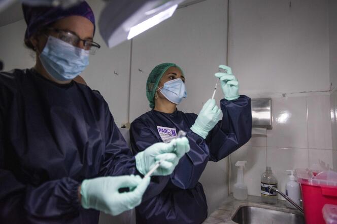 Le vaccin chinois Sinovac est utilisé dans un hôpital public de Montevideo (Uruguay), en mars 2021.