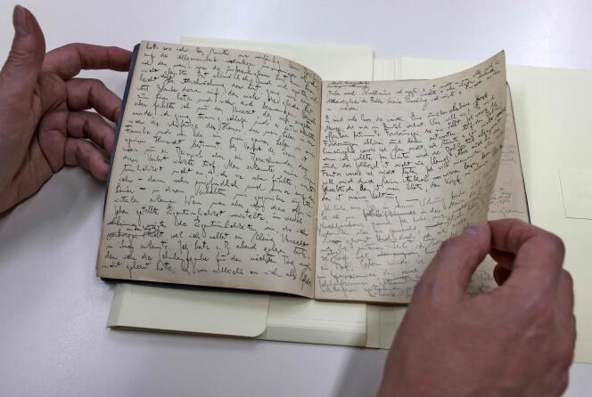 Un manuscrit original de Franz Kafka, écrit en allemand, présenté par la Bibliothèque nationale d’Israël, le 31 mai 2021.