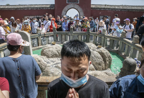 Tai’an (Shandong) le 29 mai 2021
Un pélerin en prière au sommet du Mont Tai (Taishan), montagne sacrée du taoïsme.
Gilles Sabrie pour Le Monde