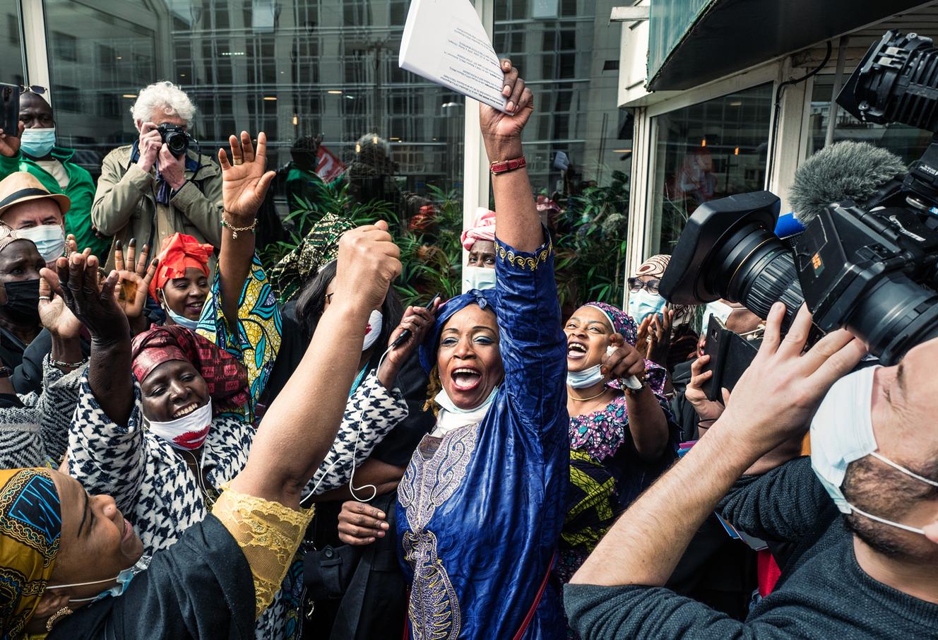 Après la signature du protocole d’accord, devant l’Hôtel Ibis Batignolles, le 25 mai.