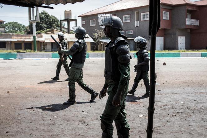 Des policiers affrontent des manifestants à Conakry, le 23 octobre 2020.