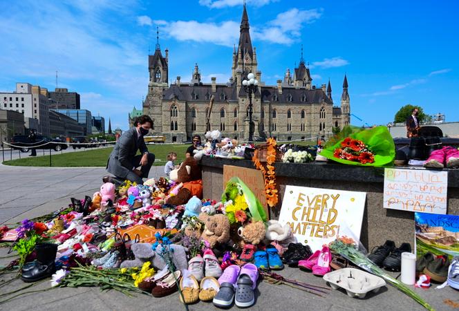Le premier ministre canadien, Justin Trudeau, se recueille à Ottawa, le 1er juin 2021. Le 28 mai, les ossements de 215 enfants autochtones d’un ancien pensionnat à Kamloops ont été découverts, provoquant la consternation de la classe politique et des demandes de réparations.