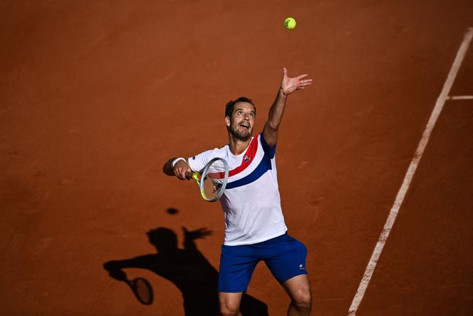 Richard Gasquet servindo, durante o torneio de Roland-Garros, 1º de junho de 2021.