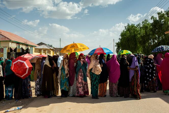 زنان در جریان انتخابات قانونگذاری و محلی در سومالی لند در 31 مه 2021 در دفتری در گابل ردیف کردند.