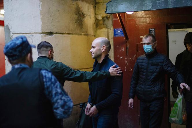 Andreï Pivovarov, directeur d’Open Russia, sort de son immeuble après son arrestation à Saint-Pétersbourg, en Russie, le 1er juin 2021.