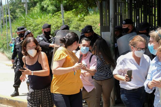 La police nicaraguayenne empêche des journalistes d’accéder au domicile de la chef de l’opposition, Cristiana Chamorro, après son arrestation et son assignation à résidence pour, selon la justice, blanchiment d’argent et autres crimes, à Managua, le 2 juin 2021.