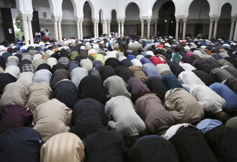 Muslims pray at the Grande Mosquee de Paris (Great Mosque of Paris) in Paris at the start of the Eid al-Fitr holiday which marks the end of Ramadan, on June 15, 2018. (Photo by Zakaria ABDELKAFI / AFP)