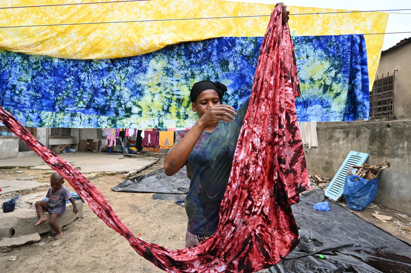 Dans l’atelier de teinture de la maison Pathé’O, dans le quartier populaire de Treichville, à Abidjan, le 31 mars 2021.