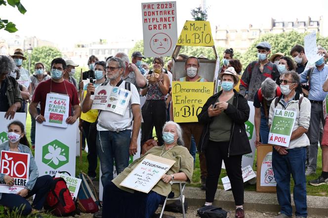 Des agriculteurs bio aux Invalides, le 2 juin 2021, venus protester contre les arbitrages rendus par le gouvernement à propos de la future PAC.