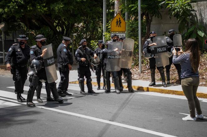 La police sécurise le périmètre de la maison de Cristiana Chamorro, à Managua, le 2 juin 2021.