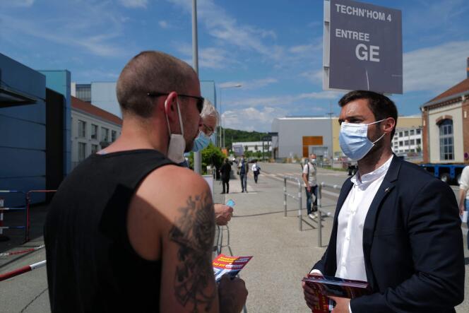 La tête de liste RN pour les régionales en Bourgogne-Franche-Comté, Julien Odoul (à droite), distribue des tracts devant l’usine General Electric, à Belfort, mercredi 2 juin.