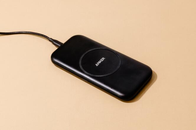 Le pad PowerWave d’Anker en forme de smartphone est doté d’un anneau en caoutchouc au-dessus de sa bobine de charge pour éviter que votre appareil ne glisse de sa surface.