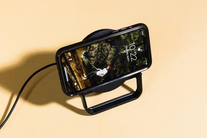 Le socle sans fil Boost Charge 10 W peut charger votre téléphone en orientation paysage ou portrait.