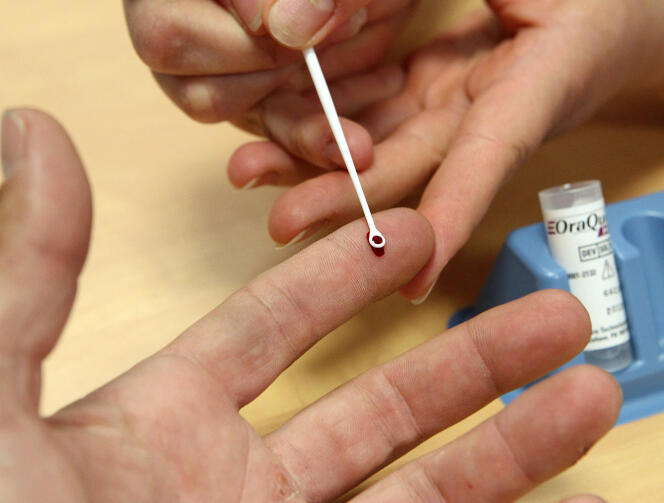 Prélèvement sanguin afin de réaliser un test rapide d'orientation diagnostique, permettant le dépistage de l'hépatite C, le 18 mai 2011.