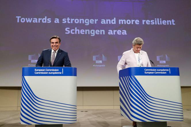 Margaritis Schinas, vice-président de la Commission euopéenne, et Ylva Johansson, commissaire aux affaires intérieures, présentent le projet de réforme de l’accord Schengen, le 2 juin 2021, à Bruxelles.