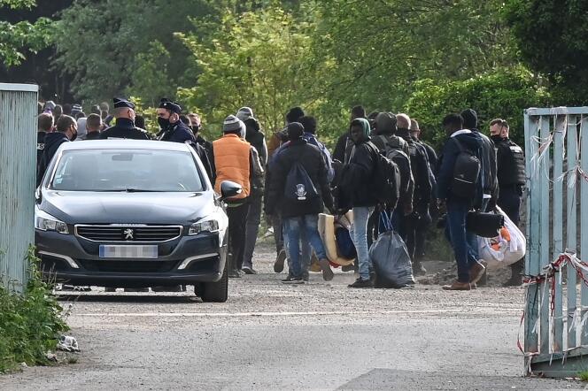 Un important dispositif policier a été mobilisé, vendredi 4 juin 2021, pour procéder à l'évacuation d'environ 600 migrants qui occupaient depuis quelques mois la friche « Magnesia », sur la route de Saint-Omer, près de Calais.