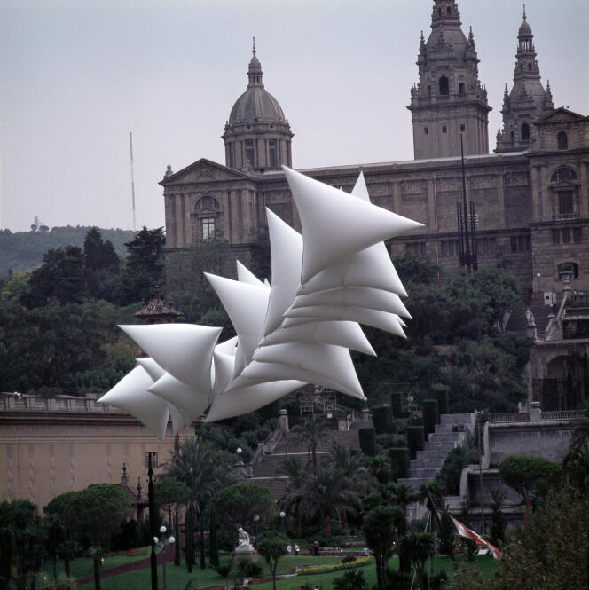 « Sculpture gonflable Barcelona 77 » (1977), de Josep Ponsati, devant le Musée national d’art de Catalogne, à Barcelone.