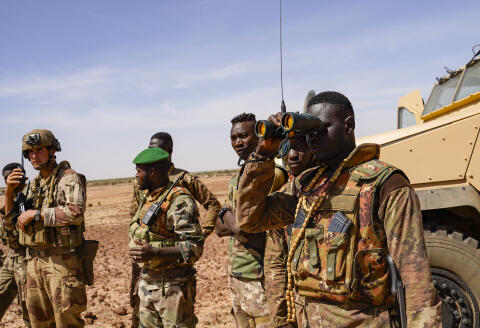 Barkhane, operation "Eclipse". In the middle of the Sahelian desert, a joint patrol between the French soldiers of the Barkhane force and the soldiers of the Malian Armed Forces (FAMa) of the G5 Sahel. Mali, Gourma (Tri-border region), January 2021. Photography by Frederic Petry / Hans Lucas.
Barkhane, operation « Eclipse ». Au milieu du desert Sahelien, une patrouille conjointe entre les soldats francais de la force Barkhane et les soldats des Forces Armees Maliennes (FAMa) du G5 Sahel. Mali, Gourma (region des trois frontieres), janvier 2021. Photographie de Frederic Petry / Hans Lucas. (Photo by Frédéric Pétry / Hans Lucas / Hans Lucas via AFP)