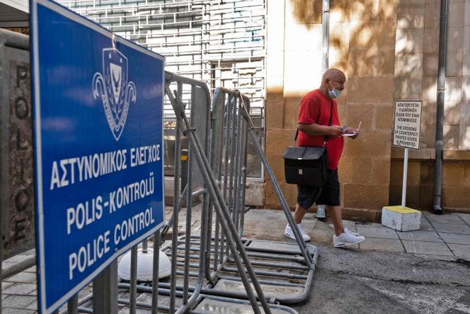 A Ledras, vendredi 4 juin, l’un des neuf points de passage de l’île. L’ONU, qui contrôle la zone tampon entre les deux parties de l’île, estime que la réouverture aura « un impact socio-économique positif ».