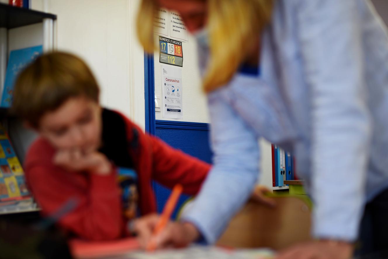 Isabelle Privé, institutrice d’une classe de CE1 à Bihorel (Seine-Maritime). Pendant le premier confinement, alors que l'école n'accueillait que les enfants des soignants, elle s'est portée volontaire avec la directrice pour donner les cours, en plus de la gestion de sa classe habituelle en distanciel. Ici le 9 avril 2020.