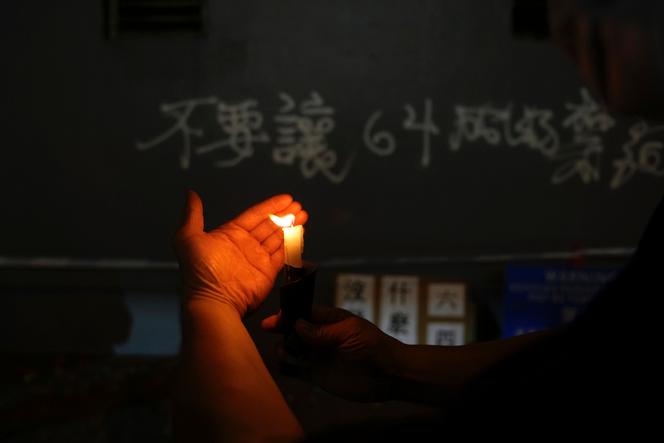 Un manifestante enciende una vela en Hong Kong el 4 de junio de 2021.