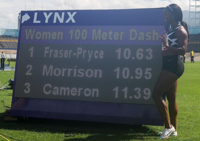 Shelly-Ann Fraser-Pryce pose devant son exceptionnel chrono sur 100 mètres.